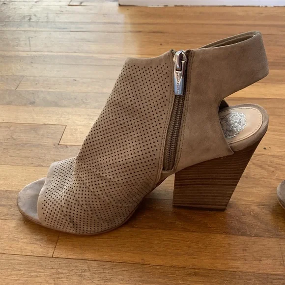 *last chance!!* Vince Camuto | Women’s tan suede side zip wedges - Picture 4 of 16